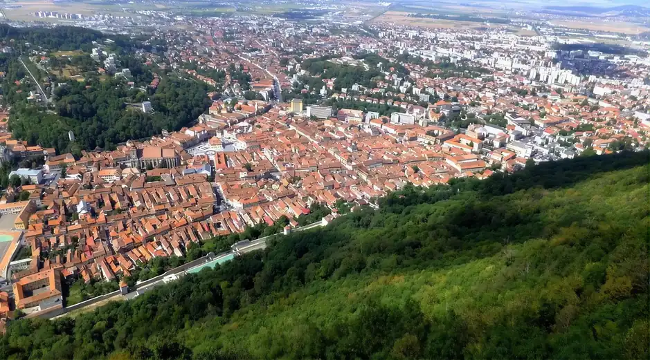 Centrul vechi al Brașovului văzut de sus — panoramic 16:9