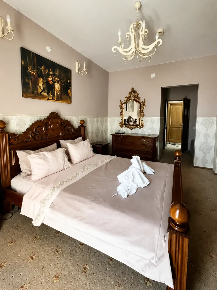 Dormitor din apartament cu pat sculptat din lemn — 4:3