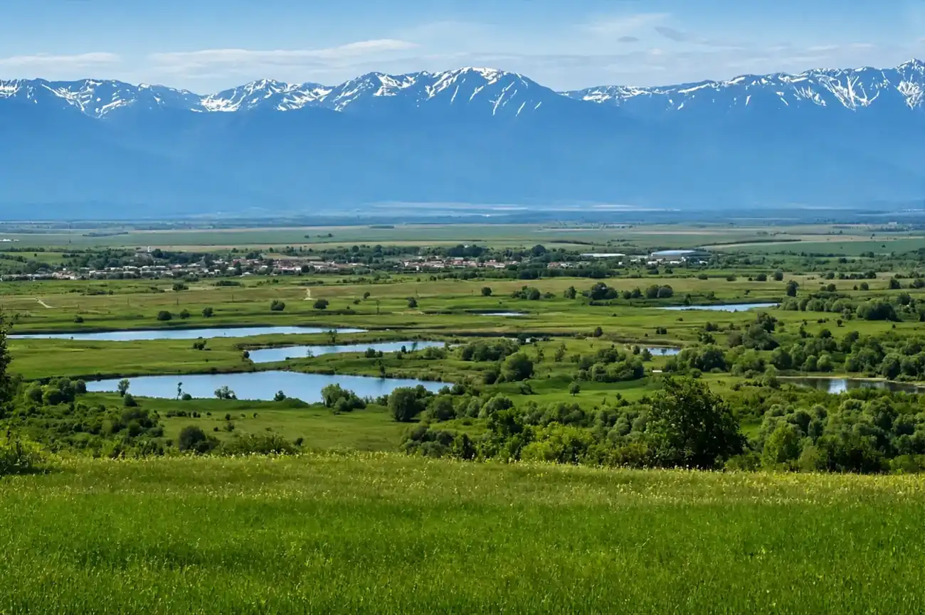 Poalele Carpaților și pajiști în apropiere de Teliu — panoramic 16:9