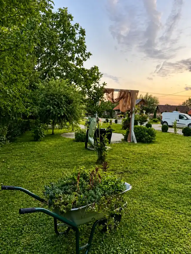 Pergolă din grădină la apus — 4:3